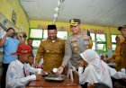 Kapolres-Gresik-dan-Bupati-Berbagi-Makan-Bergizi-untuk-Pelajar-Sekolah-Dasar