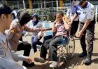 Sigapnya-Polwan-Polresta-Sidoarjo-Bantu-Disabilitas-di-Terminal-Purabaya-saat-Arus-Balik
