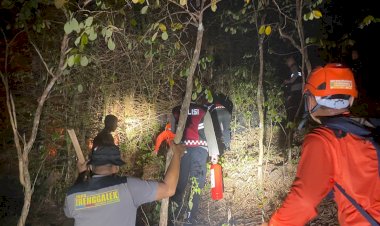 Gercep,-Polisi-Bersama-TNI-dan-Relawan-Padamkan-Kebakaran-Lahan-di-Karangsuko-Trenggalek