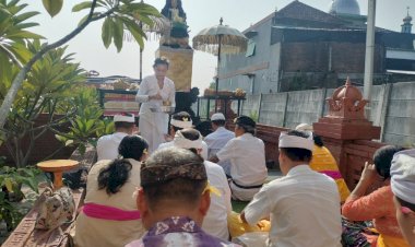 Anggota-Polresta-Sidoarjo-dan-Masyarakat-Sekitar-Mako,-Rayakan-Hari-Suci-Bulan-Tilem-di-Pura-Kertha-Bumi