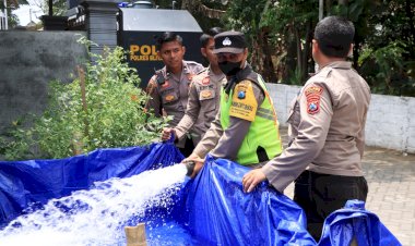 Kendaraan-Taktis-Polres-Blitar-Kota-Berubah-Fungsi-Bantu-Masyarakat-Droping-Air-Bersih