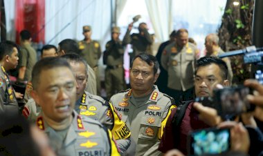 Kapolda-Jatim-Pantau-Situasi-Perayaan-Malam-Tahun-Baru-di-Pusat-Kota-Surabaya