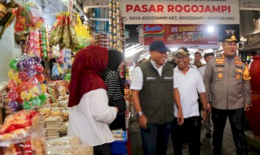 Bersama-Satgas-Pangan,-Kapolresta-Banyuwangi-Sidak-Pasar-Cek-Ketersediaan-dan-Harga-Beras