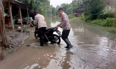 Tanggap-Bencana,-Polisi-Evakuasi-Pelajar-SD-yang-Terjebak-Banjir-di-Magetan