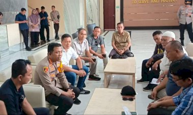 Humanis,-Kapolresta-Sidoarjo-Temui-Pendemo-Tuntut-Kejelasan-Akses-Sirekap