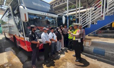 Polisi-Memberikan-Himbauan-Keselamatan-Kepada-Sopir-dan-Penumpang-Bus
