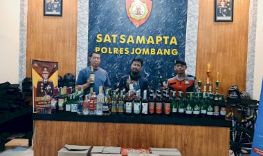 Polisi-Amankan-Seorang-Pemuda-dan-Ratusan-Botol-Miras-dari-Berbagai-Merk-di-Jombang