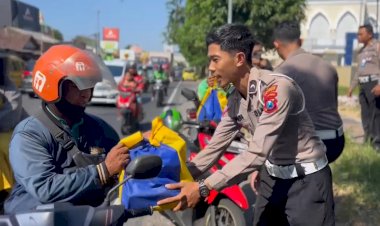 Jelang-HUT-Bhayangkara-ke-78-,-Satlantas-Polresta-Sidoarjo-Berbagi-Sembako