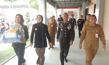 Kapolres-Mojokerto-Beri-Kado-untuk-3-Bayi-Lahir-di-Hari-Bhayangkara-ke---78