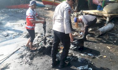 Hari-Kelautan-Nasional,-Polres-Probolinggo-Bersama-Masyarakat-Bersihkan-Pantai