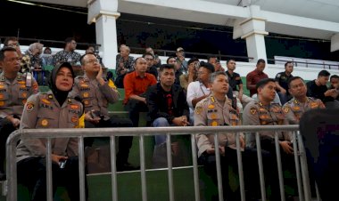 Polisi-Pertebal-Pengamanan-Debat-Pilkada-Publik-di-Ponorogo-Berjalan-Aman-dan-Kondusif