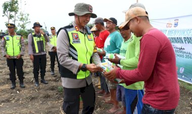 Sukseskan-Asta-Cita,-Polres-Bojonegoro-Serahkan-Bantuan-Pertanian-untuk-Masyarakat