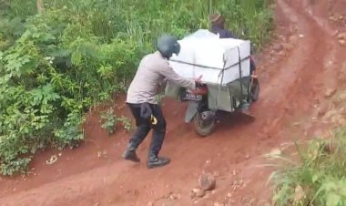 Lintasi-Jalan-Setapak,-Polres-Malang-Kawal-Distribusi-Logistik-Pilkada-ke-TPS-Terpencil