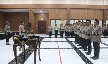 Kapolresta-Sidoarjo-Pimpin-Sertijab-Pejabat-Utama-dan-Kapolsek-Waru