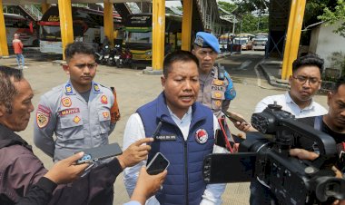 Ops-Lilin-Semeru-2024,-Polda-Jatim-Gelar-Tes-Urine-Pengemudi-Bus-di-Terminal-Purabaya