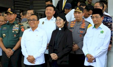 Jelang-Ibadah-Malam-Natal,-Menko-Polkam-Kapolri-Tinjau-Gereja-GKI-Samanhudi-dan-Gereja-Immanuel