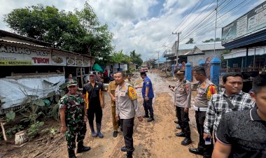 Kolaborasi-Polres-Kediri-Kota-Bersama-TNI-dan-Pemkab-Tangani-Banjir-di-Desa-Tiron