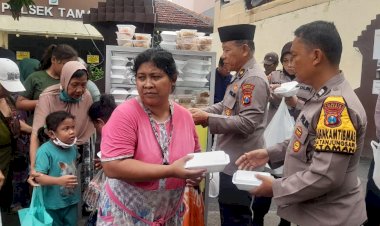 Polsek-Taman-Bagikan-Makanan-Gratis-Jumat-Berkah