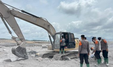 Polda-Jatim-Libatkan-Personel-Gabungan-Perbaiki-Tanggul-Sungai-di-Curah-Kobokan-Lumajang