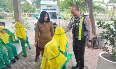 Senyum-Sapa-Personel-Polsek-Krian-di-Sekolah,-Wujudkan-Polisi-Sahabat-Anak