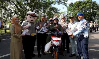 Polres-Magetan-Berbagi-Bunga-dan-Es-Krim-di-Operasi-Keselamatan-Semeru-2026