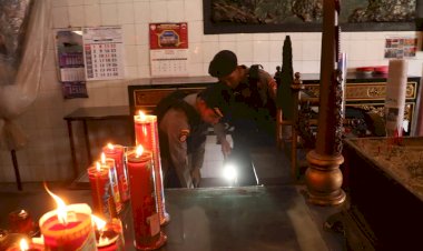 Polres-Pelabuhan-Tanjungperak-Sterilisasi-Klenteng-Jelang-Perayaan-Imlek