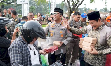 Solid-dan-Peduli,-Forkopimda-Sidoarjo-Bagikan-Ratusan-Takjil-di-Alun-Alun