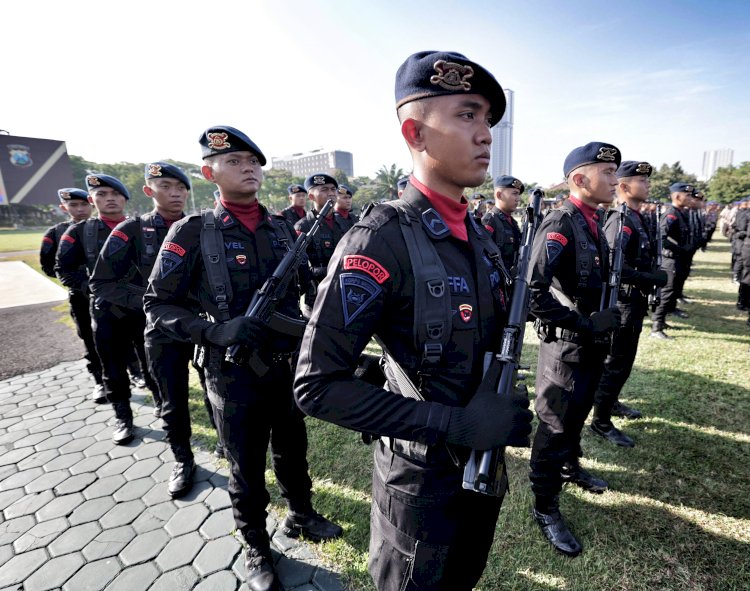 Anggota Sat Brimob Polda Jatim Terima Penghargaan KPLB dari Kapolri