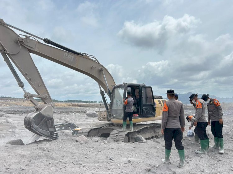 Polda Jatim Libatkan Personel Gabungan Perbaiki Tanggul Sungai di Curah Kobokan Lumajang