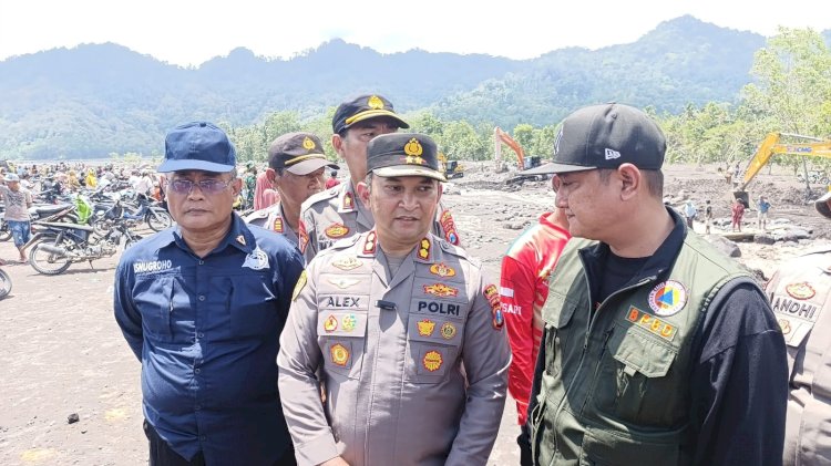 Personel Gabungan Polda Jatim Lakukan Aksi Kemanusiaan Pascabanjir Lahar Semeru di Lumajang