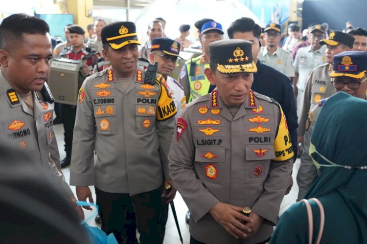 Kapolri Pantau Mudik di Terminal Purabaya, Optimalkan Pelayanan Terbaik untuk Masyarakat